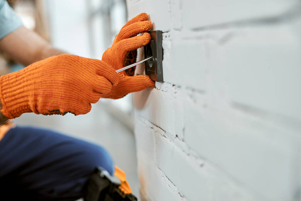 Macho electricista manos reparación de enchufe de pared eléctrica - Foto, Imagen
