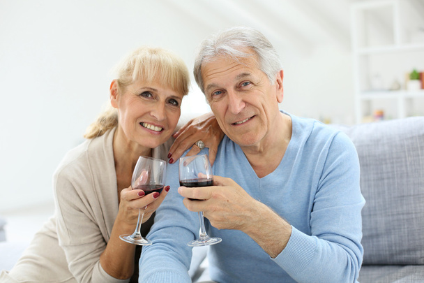 Couple cheering with glass of wine - Foto, imagen