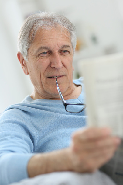Älterer Mann liest Zeitung - Foto, Bild