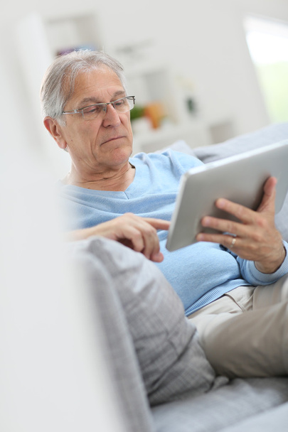 Senior man reading news on tablet - Foto, imagen