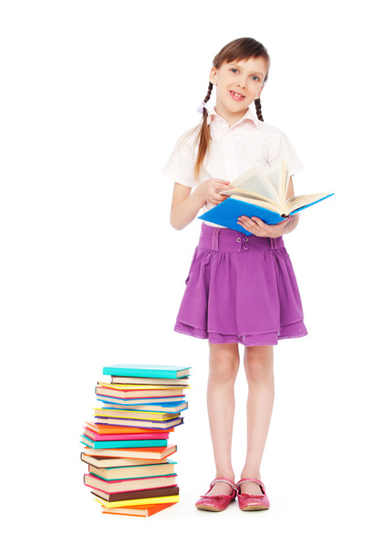 Смайлик школярка стоїть біля книг - Фото, зображення