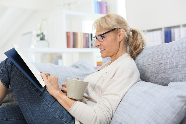 Senior woman reading book - Foto, Imagem