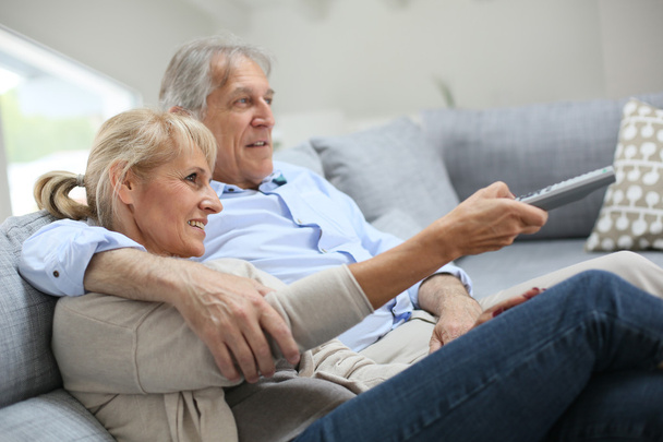 Senior couple watching tv - 写真・画像
