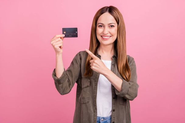 Photo of cheerful young lady point finger credit card bank pay advertise choose suggest isolated over pink color background - Foto, Imagem