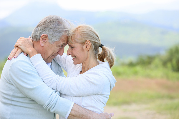 Senioren umarmen sich - Foto, Bild