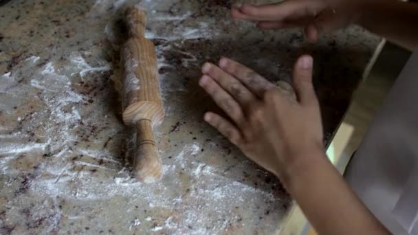 Kleines Mädchen macht Teig für Pizza in der heimischen Küche - Filmmaterial, Video