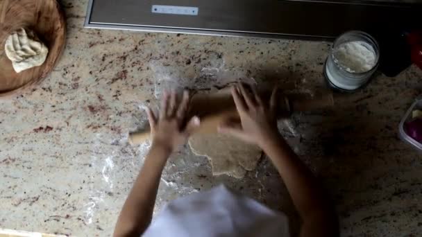 Menina fazendo massa para pizza em casa cozinha - Filmagem, Vídeo