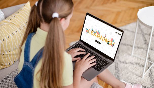Çevrimiçi okul. Evde Dizüstü bilgisayarlı Genç Kız Çalışması, E-Öğrenme Web Sitesine Bakma - Fotoğraf, Görsel