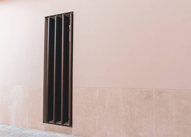  Лососева кольорова стіна з прямими лініями вікна та металеві смуги
. - Фото, зображення