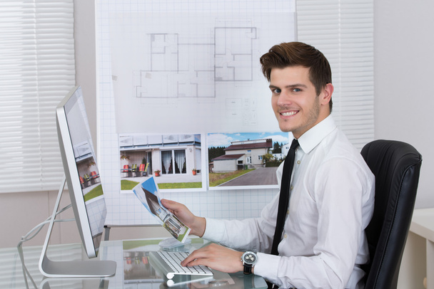 Real Estate Agent Working On Computer - Foto, immagini