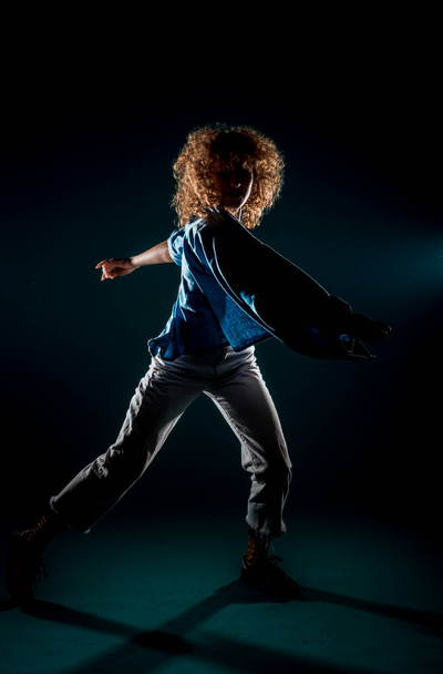 Νεαρός χορευτής κατά τη διάρκεια εξάσκησης χορού στο στούντιο - Φωτογραφία, εικόνα