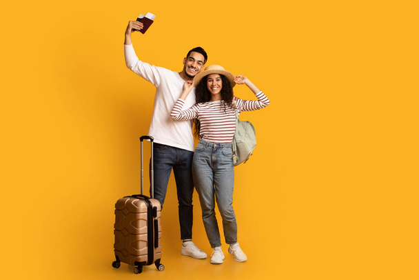 Сімейні тури. Портрет веселих арабських подружжя з валізою, паспортами та квитками
 - Фото, зображення