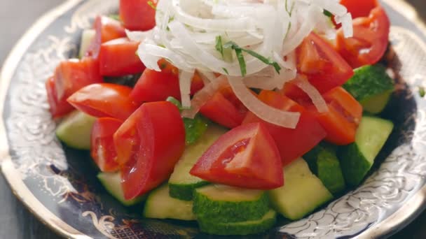 Gurken-Tomaten-Salat mit Zwiebeln - Filmmaterial, Video