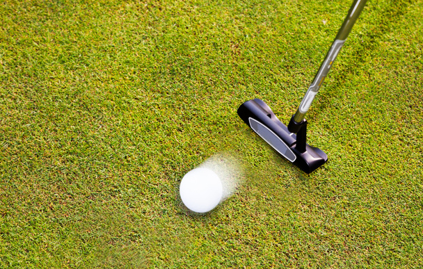 Golf: club de putter con pelota de golf blanca
 - Foto, Imagen