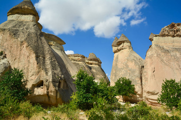 Beautiful mountains of bizarre form located in the heart of Cappadocia - Foto, Imagen