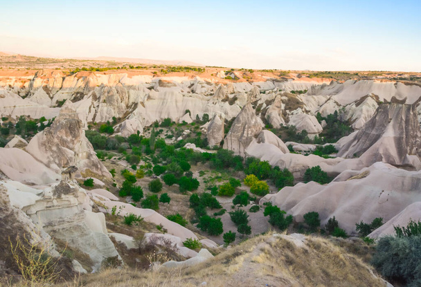 Beautiful mountains of bizarre form located in the heart of Cappadocia - Foto, Imagen