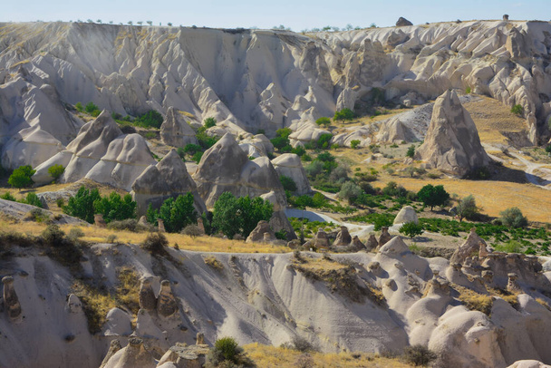 Beautiful mountains of bizarre form located in the heart of Cappadocia - Foto, afbeelding
