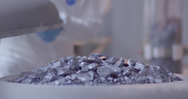Křemíkový krystal a ingot používaný pro solární panelové články se předává ke zpracování. Továrna, která vyrábí panely pro solární energii. Čistá energie. Surovina - Záběry, video