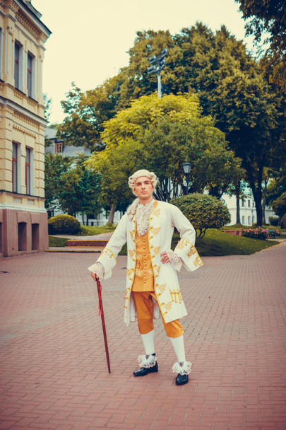 Retrato de un hombre disfrazado de medieval. Conceptos de estilo retro y ropa histórica. Moda ucraniana masculina del siglo XVIII - Foto, Imagen