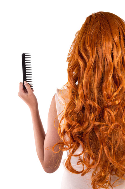 若い美しいブルネットの女性の髪をカット - 写真・画像