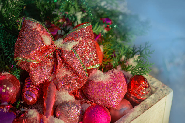 Weihnachtsstimmung mit antiken roten Spielzeugen in der Nähe des Weihnachtsbaums. Vintage Weihnachtsbaumschmuck auf winterlichem Hintergrund. - Foto, Bild