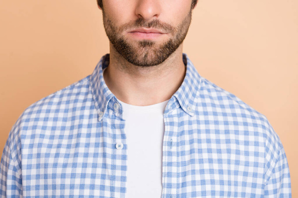 Gesneden foto van millennial guy baard dragen blauw shirt geïsoleerd op beige kleur achtergrond - Foto, afbeelding