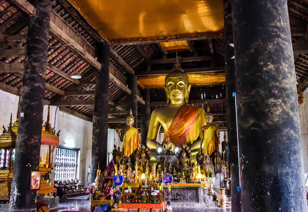 The Golden Buddha statues. - Foto, immagini