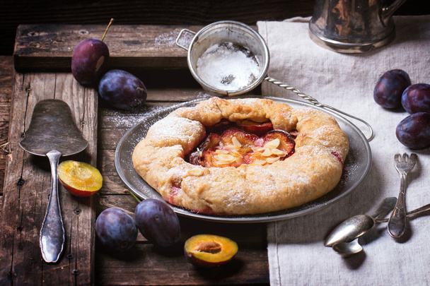 Cake with plums - Φωτογραφία, εικόνα