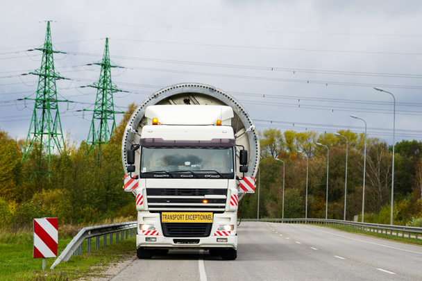 перевозка крупногабаритных грузов автомобильным транспортом с крупнотоннажным прицепом - Фото, изображение
