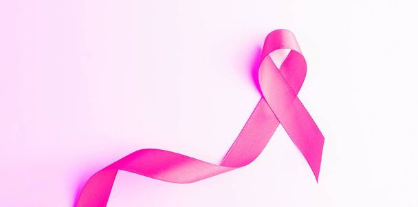 Día del cáncer. Símbolo de atención médica cinta rosa sobre fondo blanco. Concepto de apoyo de la mujer con cáncer de mama con espacio de copia - Foto, imagen