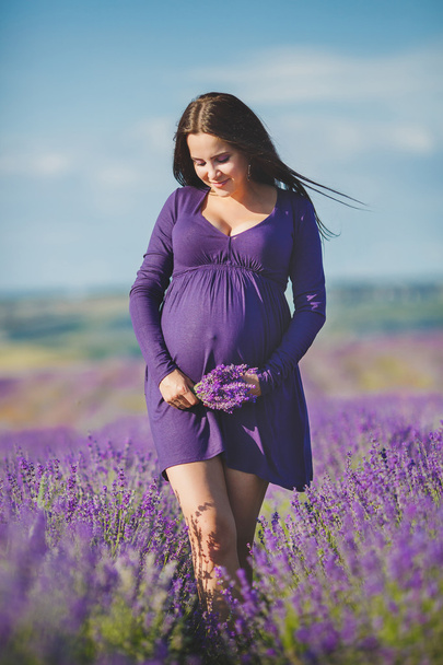 A pregnant woman is enjoying the color Lavender - Φωτογραφία, εικόνα