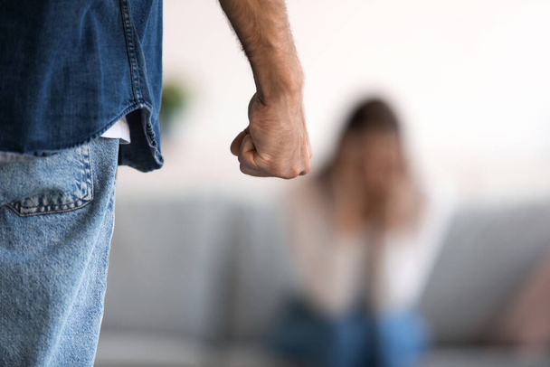 Кулак розлюченого агресивного тисячолітнього кавказького чоловіка і плачуть дружини бояться домашнього насильства
 - Фото, зображення