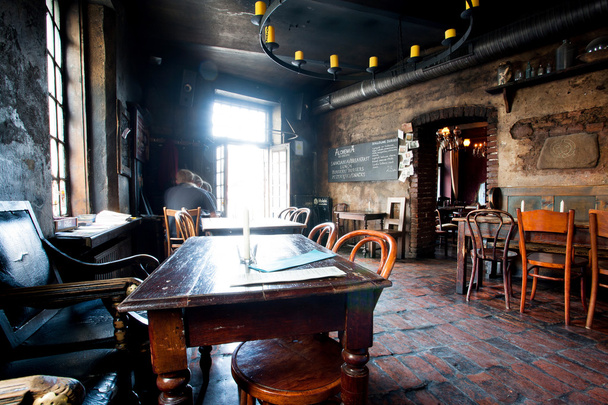 Diseño interior del antiguo bar de cerveza polaca
 - Foto, imagen