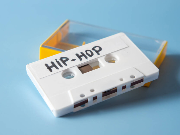 concepto de canción favorita. cinta de cassette blanco vintage aislado sobre fondo blanco - Foto, imagen