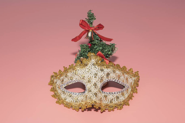 máscara e árvore de Natal no fundo rosa - Foto, Imagem
