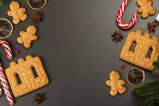 Biscoito de biscoito de Natal Gingerbread House. Decoração de Ano Novo festivo tradicional. Pedra preta fundo de concreto, estilo de vida, flat lay, vista superior - Foto, Imagem