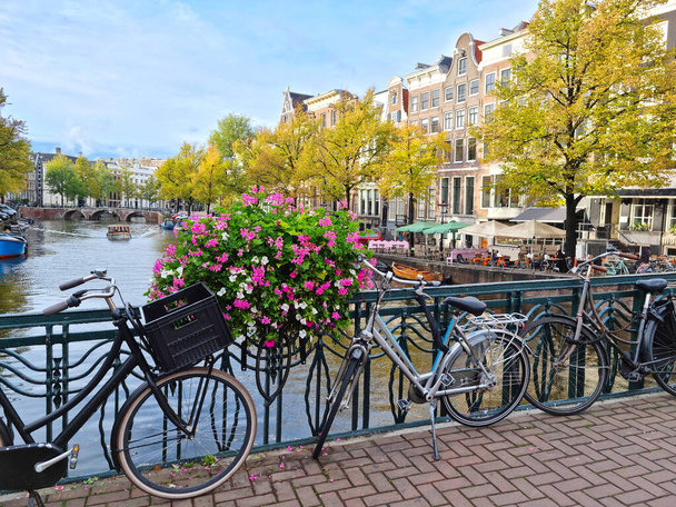 Amsterdam canal y bicicletas, Países Bajos - Foto, imagen