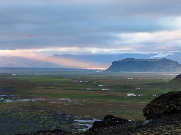 アイスランドの土地に沈む夕日 - 写真・画像