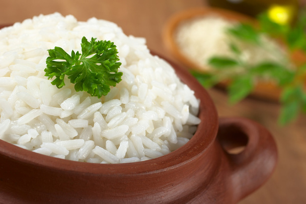 gekookte rijst met peterselie - Foto, afbeelding