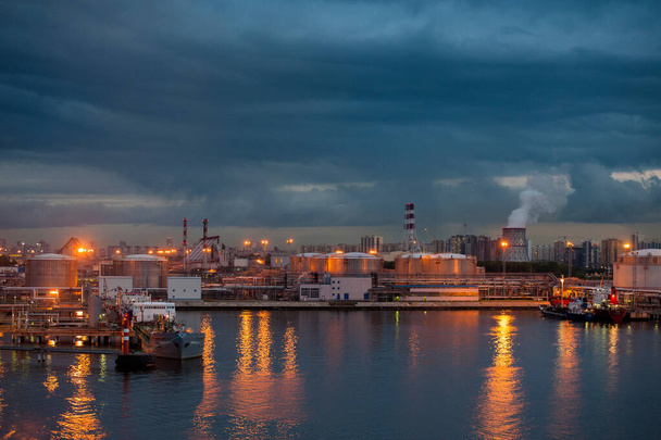 ST PETERSBURG, RUSIA - 30 DE SEPTIEMBRE DE 2021: Vista del puerto de San Petersburgo desde un crucero. - Foto, imagen