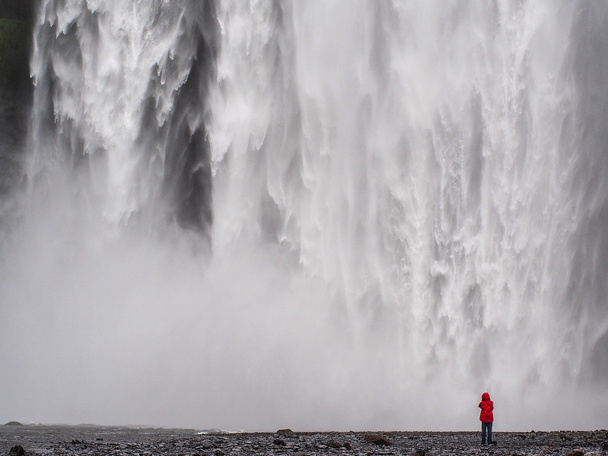 スコウガ滝滝およびカメラマン - 写真・画像