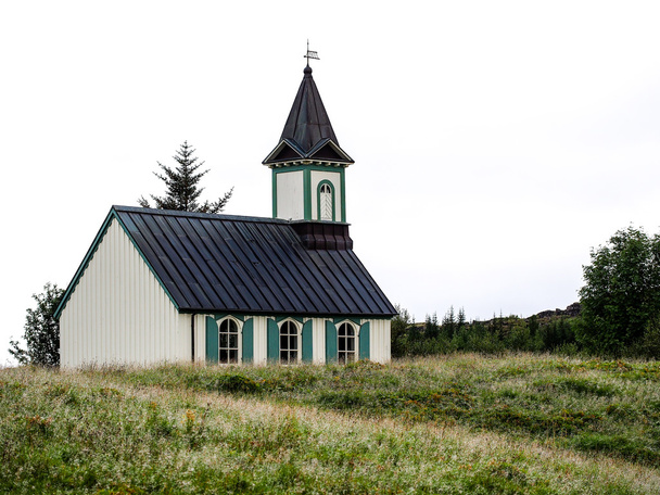 iglesia blanca en thingvellir - Φωτογραφία, εικόνα