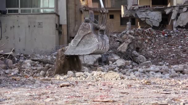 Escavadora de demolição demoliu o prédio residencial do bocado velho  - Filmagem, Vídeo