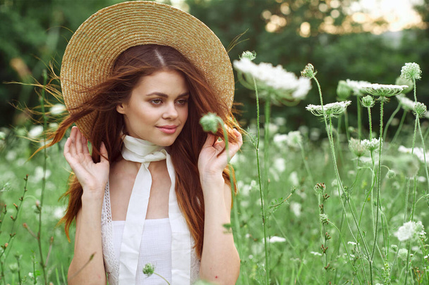 Woman with hat in a field of flowers nature freedom - Foto, Imagem