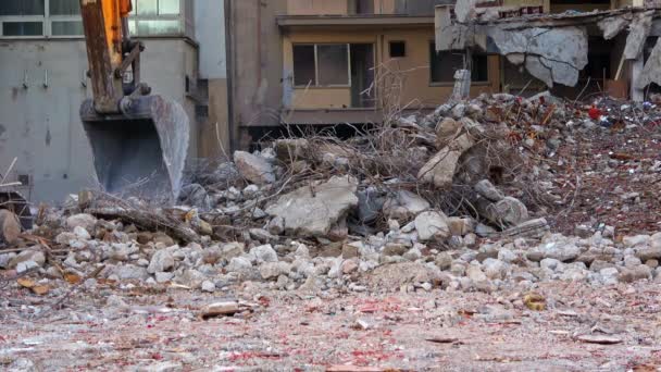 Une excavatrice de démolition démolit un vieux bâtiment résidentiel  - Séquence, vidéo