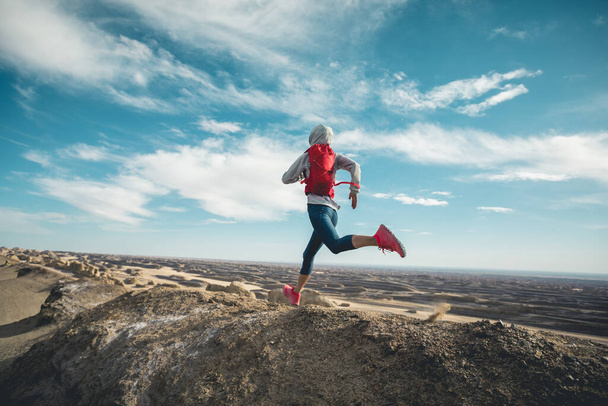 Woman trail runner cross country running on sand desert hill top - Fotoğraf, Görsel