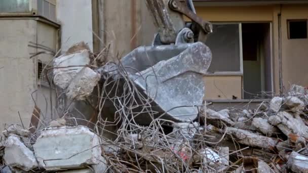 Abrissbagger reißt altes Wohnhaus ab  - Filmmaterial, Video