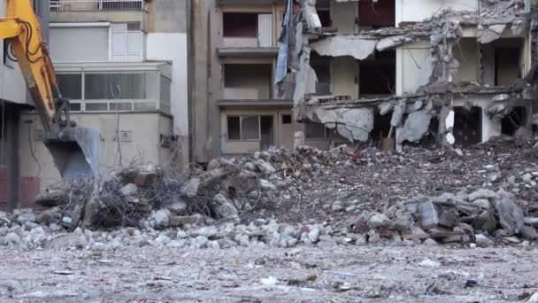 Знесення Екскаватор зруйнував старий житловий будинок
  - Кадри, відео