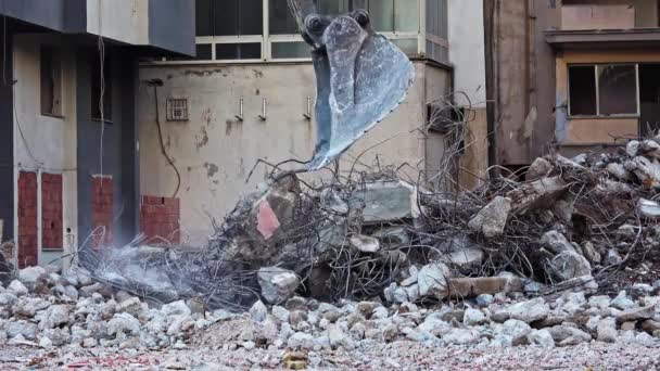 Экскаватор сноса разрушает старое жилое здание  - Кадры, видео