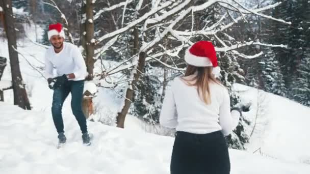 Bataille de boules de neige. Jeune couple jouissant de jeux de neige un jour de Noël - Séquence, vidéo
